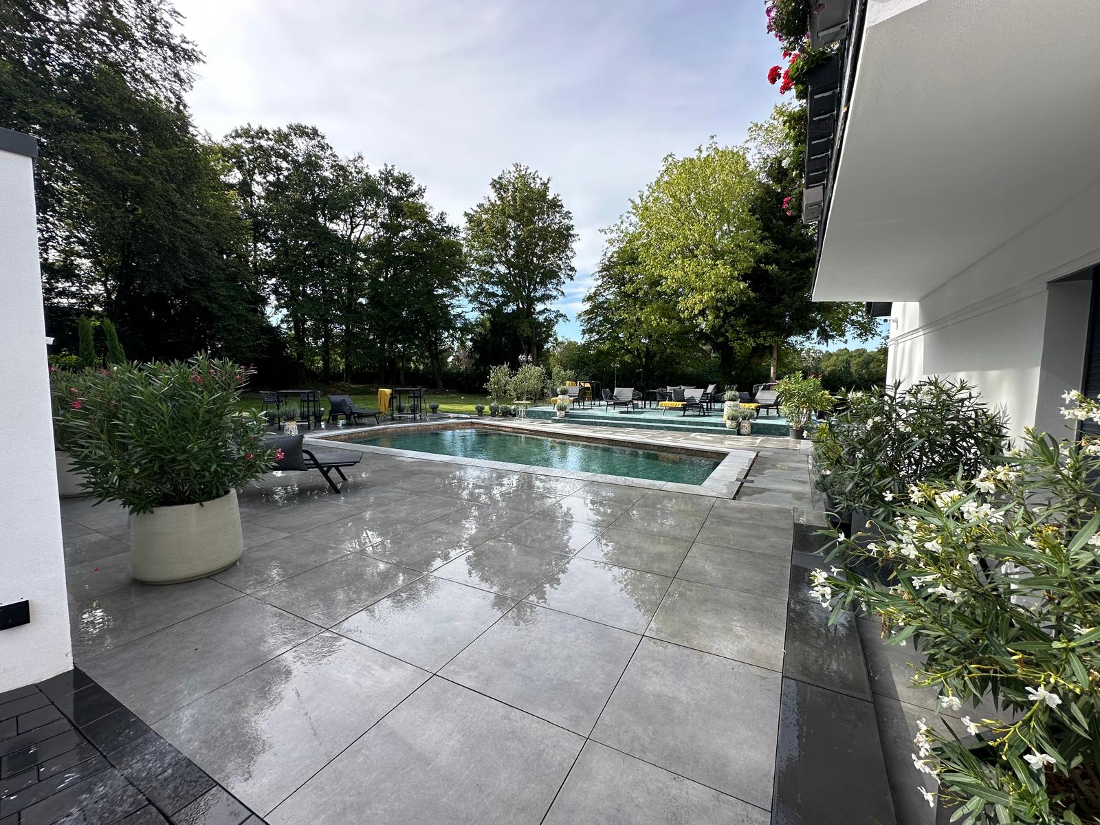 Moderne Poolterrasse von A&A Garten- und Landschaftsbau