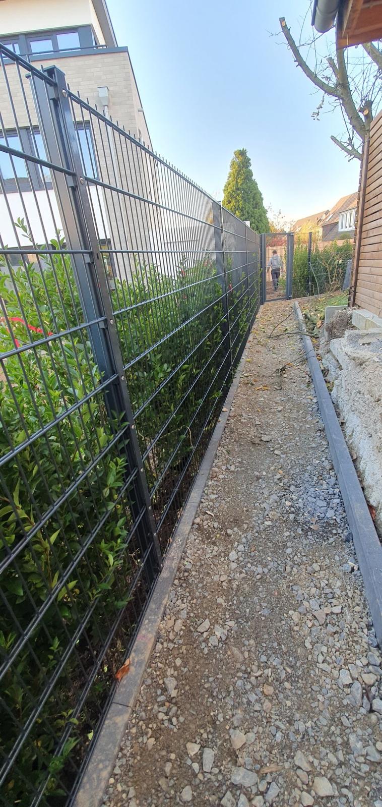 Seitlicher Gartenweg mit Einfassung
